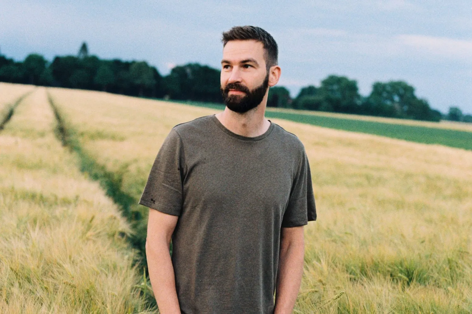 Benny Windolph steht in einem Kornfeld