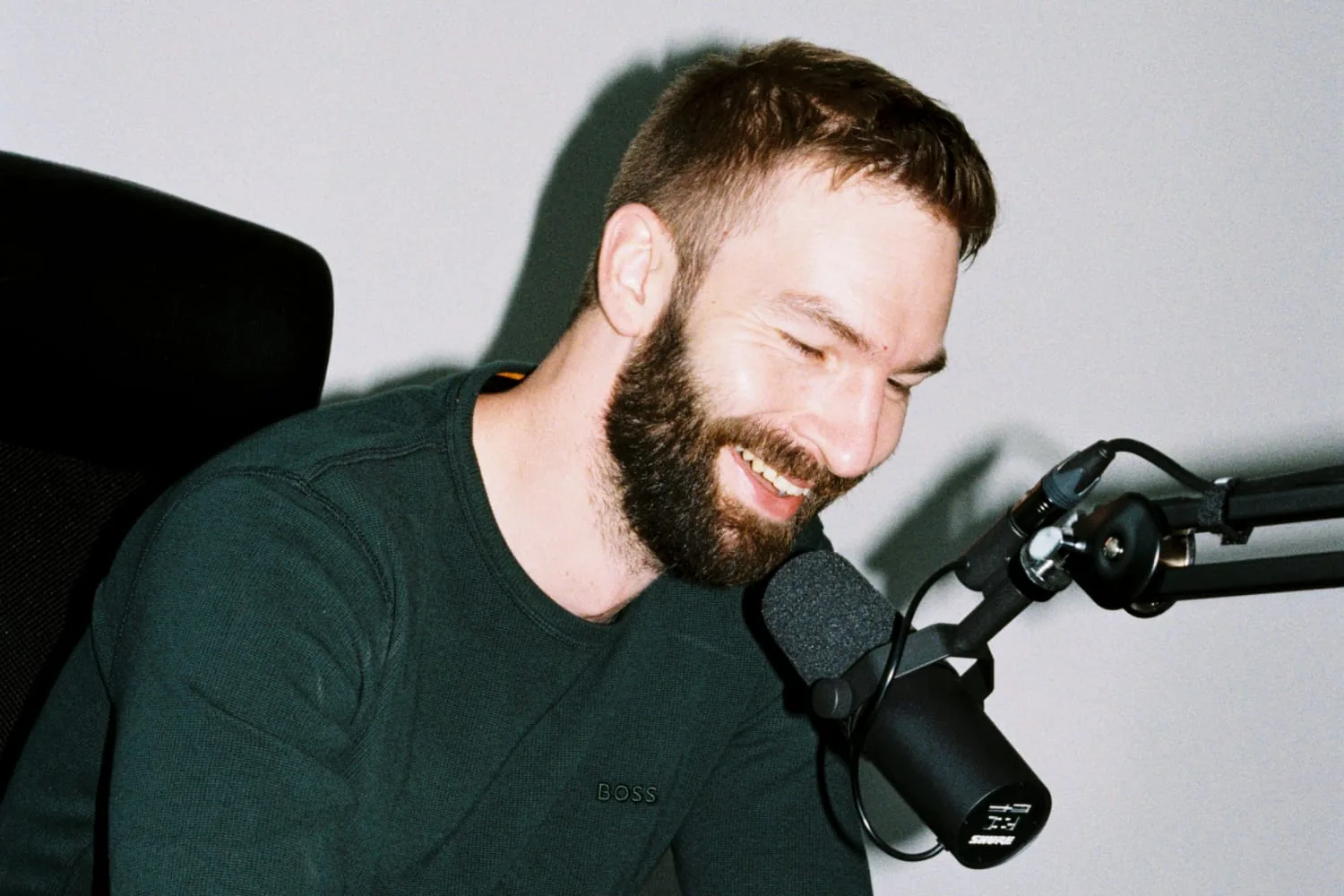 Benny Windolph lachend am Podcast-Mikrofon