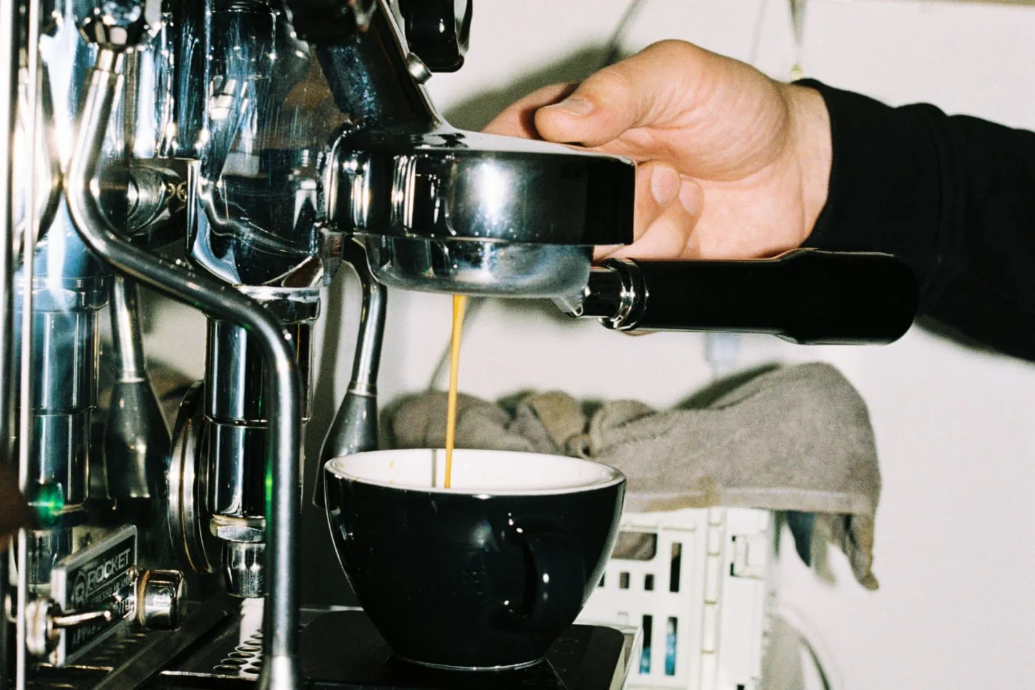 Espresso läuft aus einer Siebträgermaschine