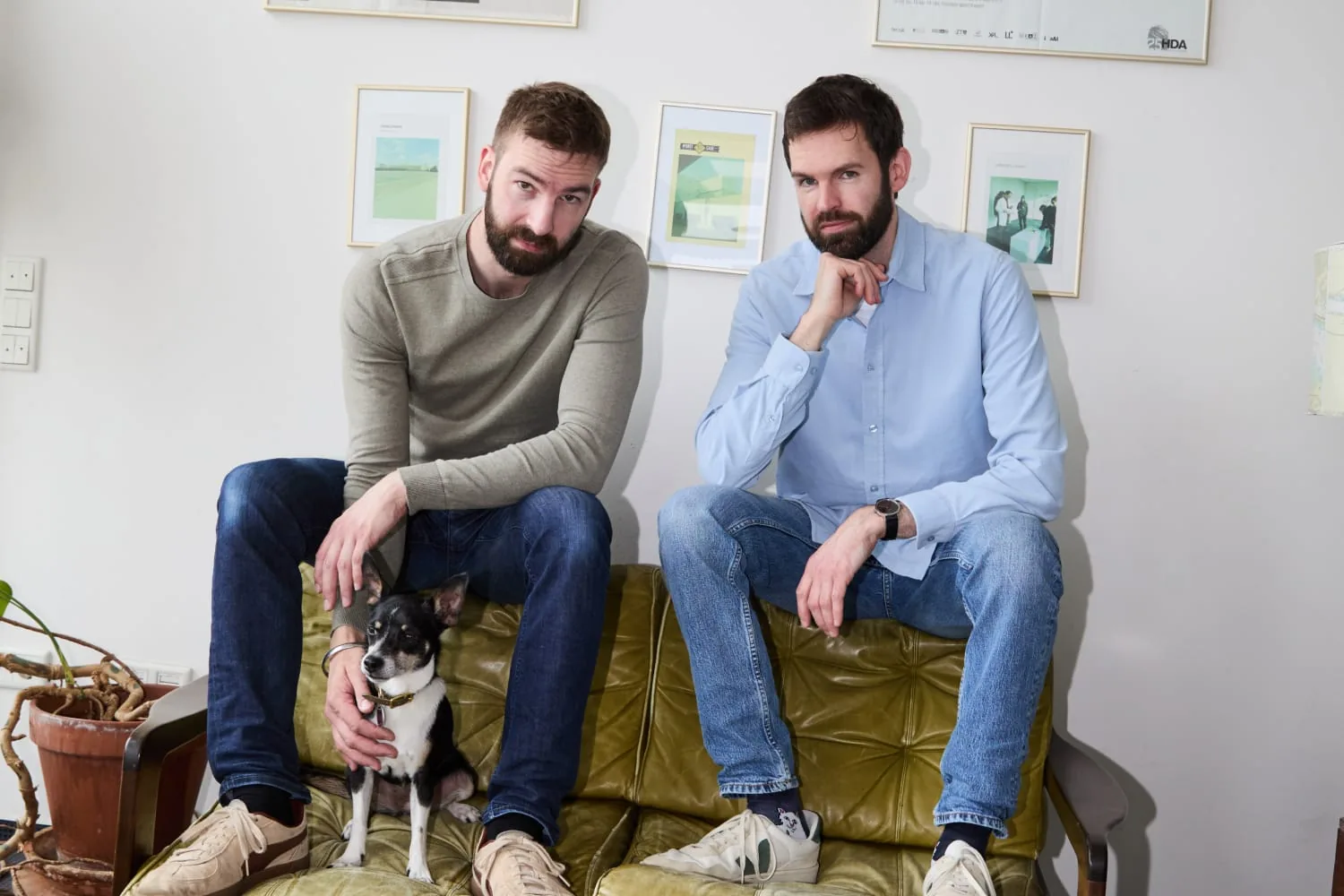 Johannes und Benny Windolph mit Bürohund Pina auf dem Sofa