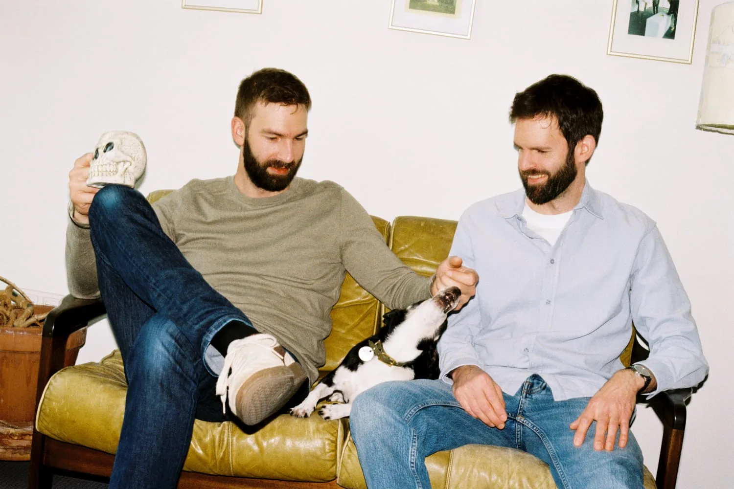 Johannes und Benny Windolph auf dem Sofa, Bürohund Pina mittendrin
