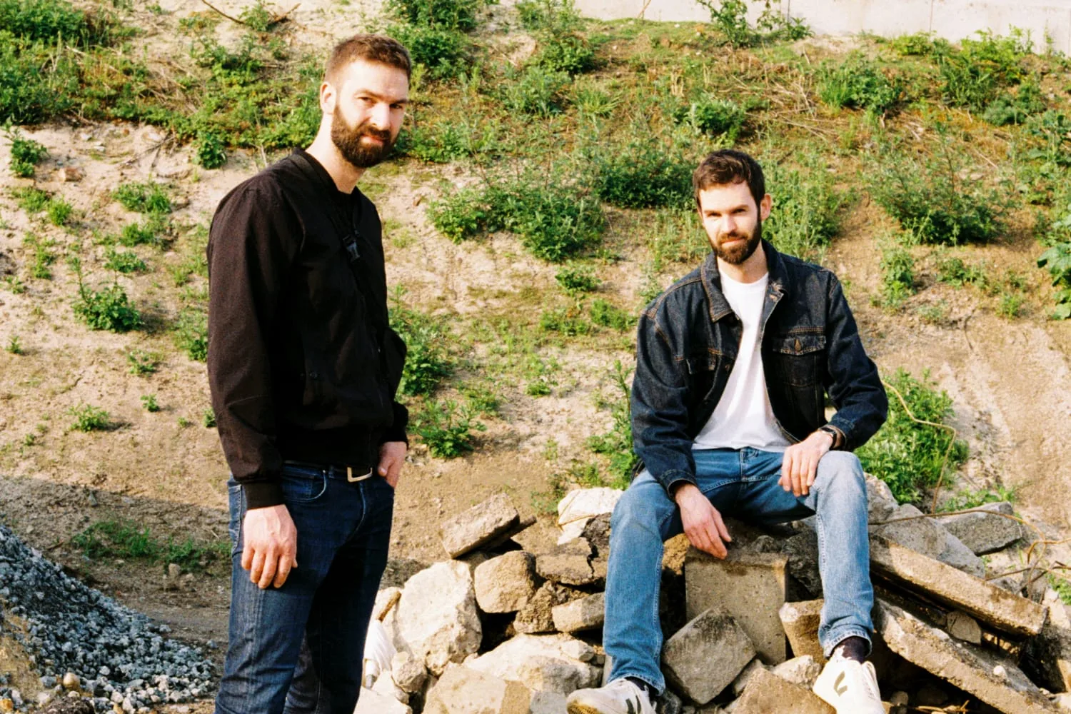 Johannes und Benny Windolph sitzen auf Felsen