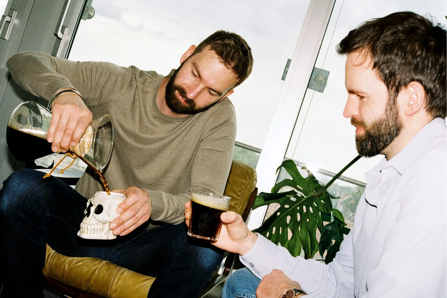Kaffee wird in eine Totenkopf-Tasse eingeschenkt